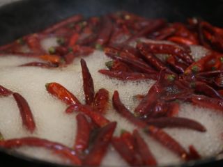 川香清油火锅底料,烧一锅热水，放入干辣椒烧开煮2分钟。