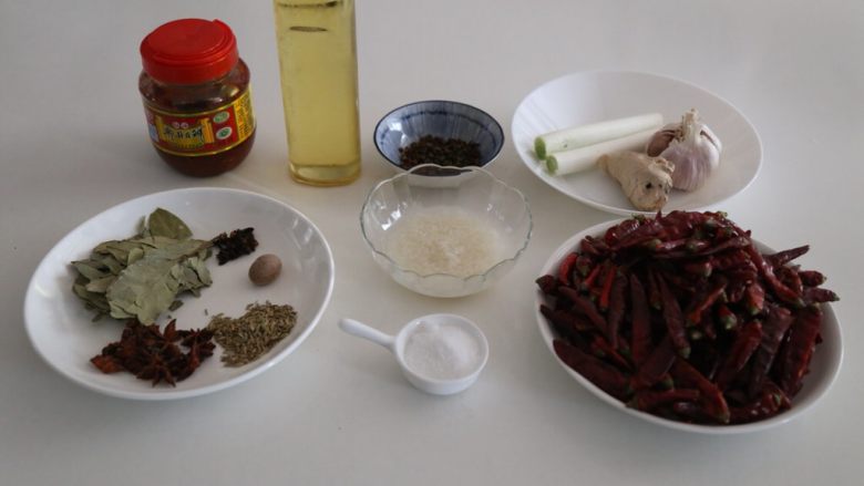 川香清油火锅底料,准备好所需要的食材。