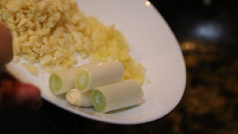 川香清油火锅底料,放入葱姜蒜，超值姜黄色。