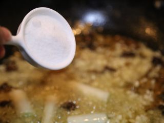 川香清油火锅底料,放入白砂糖。