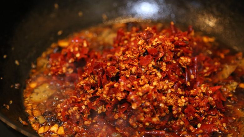 川香清油火锅底料,放入糍粑辣椒。