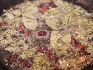 川香清油火锅底料,放入沥干水的香料，炒5分钟。