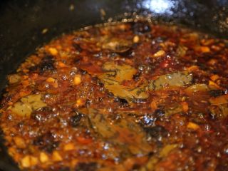 川香清油火锅底料,炒出红油。