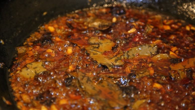 川香清油火锅底料,炒出红油。