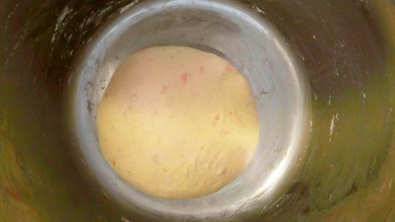胡萝卜小餐包,揉好后放盆里，盖保鲜膜温暖处发酵