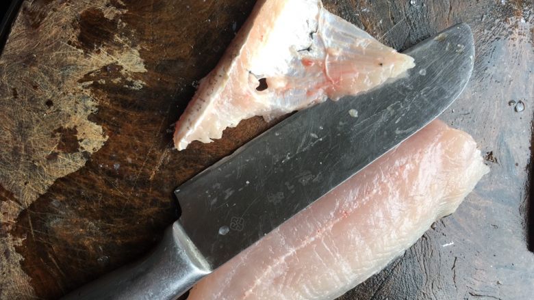 鱼蛋鱼头豆腐,鱼肚片下 和上面的鱼骨一起和鱼头红烧（一点都不浪费^_^）