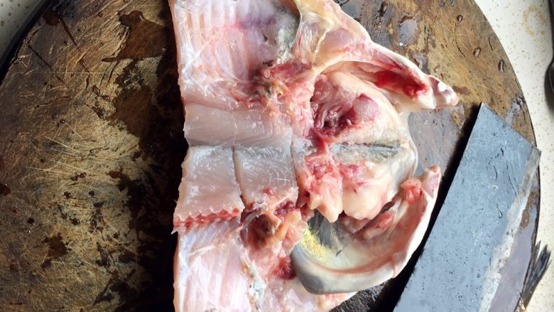 鱼蛋鱼头豆腐,鱼头破开 如图吧中间的骨头砍断