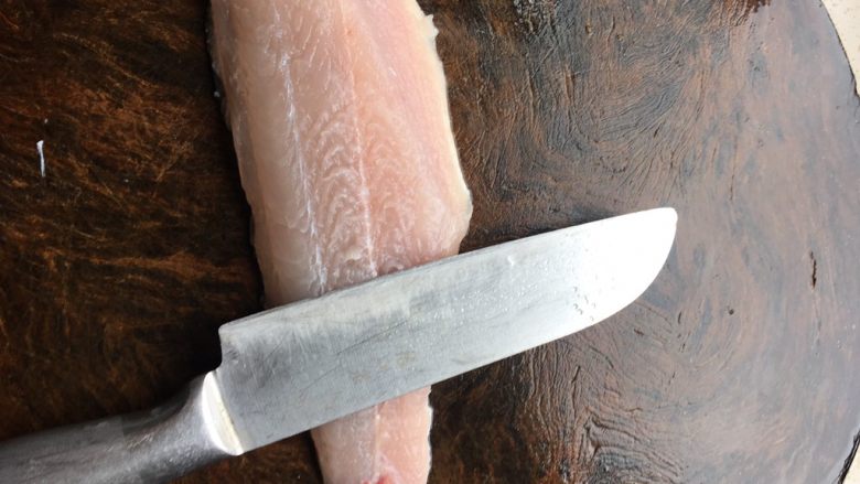 鱼蛋鱼头豆腐,鱼尾的处理拿刀口先朝鱼尾刮鱼肉茸刮完再朝鱼头方向刮刮不动就刀背轻轻的拍一下鱼肉