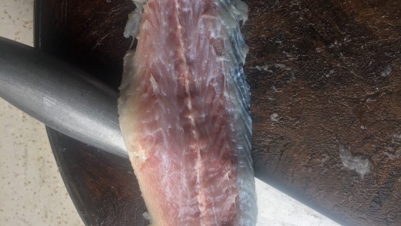 鱼蛋鱼头豆腐,刮完的鱼肉骨头都在鱼皮上完美