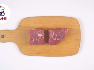 零难度电饭煲卤牛肉,将洗干净的牛腱子肉250g逆着纹理切成两半