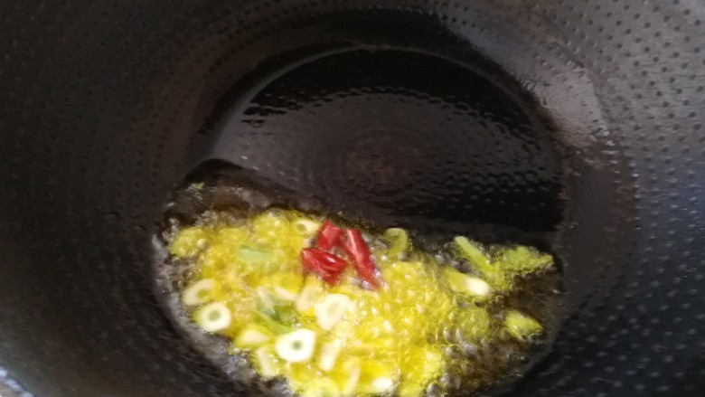 蒜蓉炝笋片,油热炒蒜和干辣椒