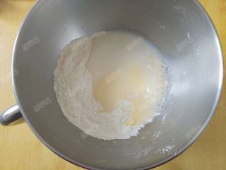 水立方绵绵绵吐司,放入除黄油以外的湿性材料