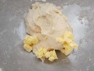 水立方蜂蜜小吐司,面团揉至粗膜状态，加入黄油