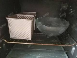 水立方蜂蜜小吐司,将土司盒放入烤箱内，再放入一碗热水，温度37度左右湿度75%的环境下发酵至八分满