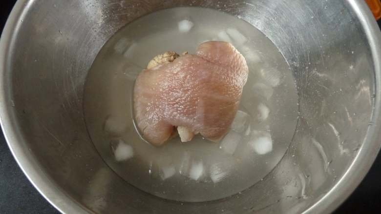 白切猪肘肉,取出熟猪肘投入冰水里，放冰箱冰透