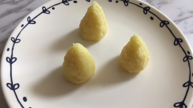 圆土豆+可可麦片土豆泥松塔,把土豆泥平均分成3份，揉圆后，捏成锥形。