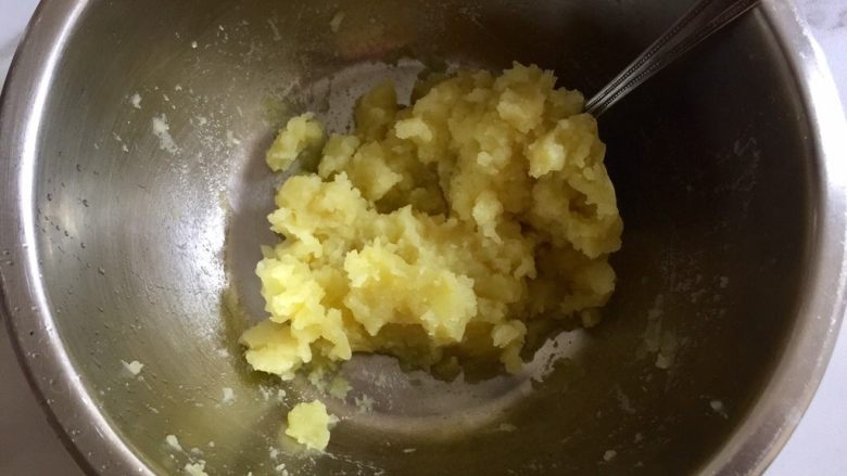 圆土豆+可可麦片土豆泥松塔,然后把土豆捣成泥。