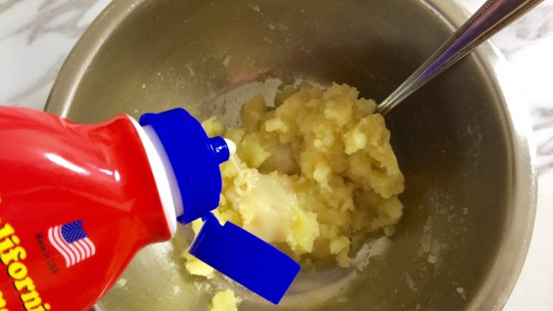 圆土豆+可可麦片土豆泥松塔,加入炼奶拌匀，注意不要加太多，以免太稀，不好成型。加白糖或蜂蜜也可以。