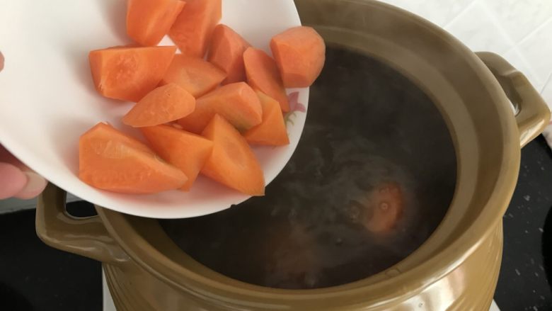 陈肾西洋菜猪骨汤,汤煲至约40分钟后，加入红萝卜煲15-20分钟