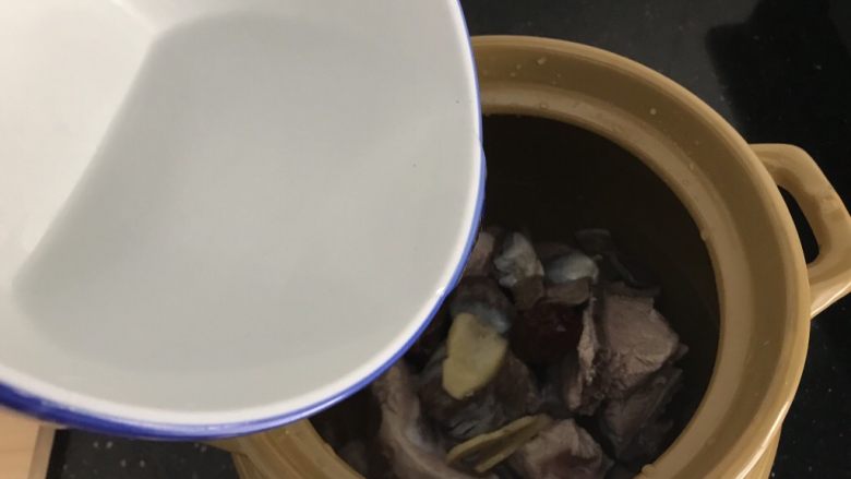 陈肾西洋菜猪骨汤,加入清水