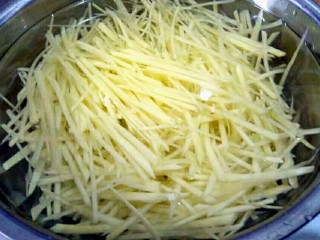圆土豆＋香辣土豆丝,洗去土豆丝的淀粉，我洗了两遍，如上图水是清的。