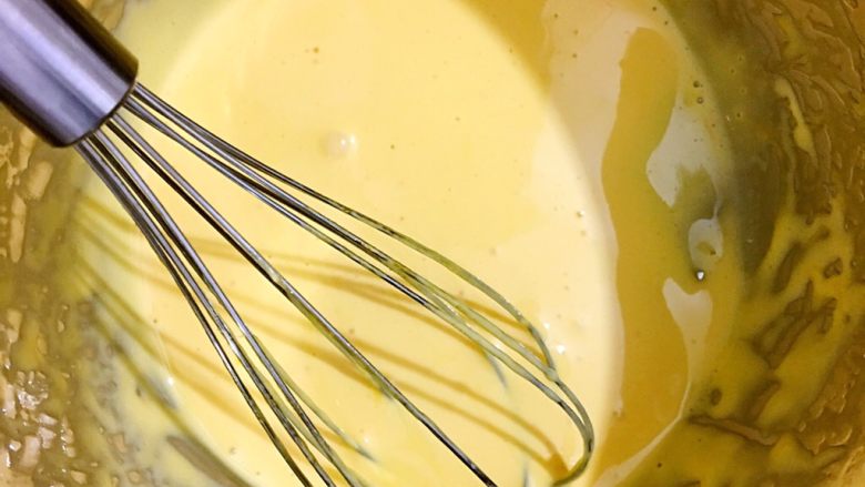 蛋黄溶豆豆,用打蛋器打发蛋黄，颜色变浅，质地变稠即可。