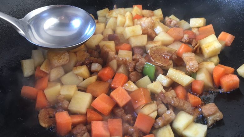 #圆土豆# 酱烧土豆杂蔬,放入100ml的水，盖上锅盖烧约2分钟左右，土豆烧至五成熟。