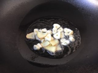 #圆土豆# 酱烧土豆杂蔬,热锅凉油放入姜片蒜片炝锅。
