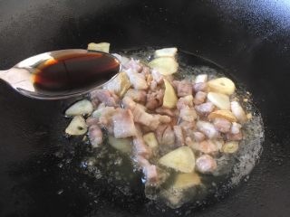 #圆土豆# 酱烧土豆杂蔬,放入2勺酱油。