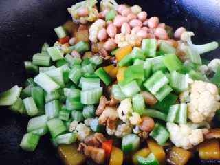 #圆土豆# 酱烧土豆杂蔬,放入西芹丁，煮熟的花生米，翻炒均匀，