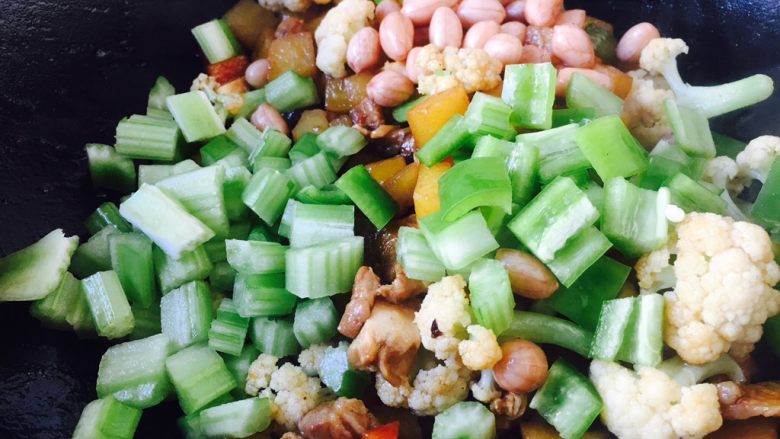 #圆土豆# 酱烧土豆杂蔬,放入西芹丁，煮熟的花生米，翻炒均匀，