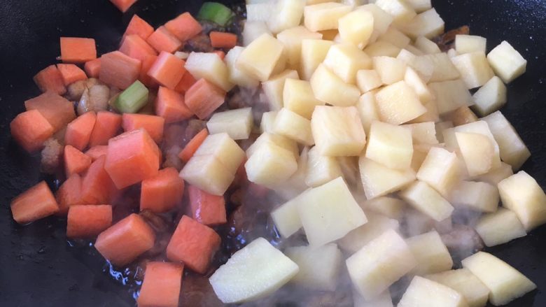#圆土豆# 酱烧土豆杂蔬,放入胡萝卜丁和土豆丁，翻炒均匀。