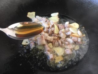 #圆土豆# 酱烧土豆杂蔬,放入1勺料酒。