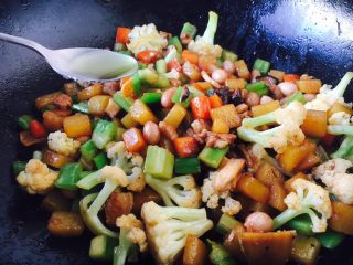 #圆土豆# 酱烧土豆杂蔬,放入1小勺花椒油，翻炒均匀即可。