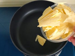 原味雪花酥❄️,一个平底锅，中火，倒入黄油