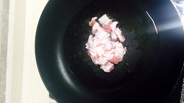 干煸杏鲍菇肉丝,在锅中加入一勺油，油热以后倒入肥肉
