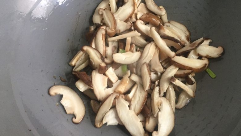 香菇炒青菜,倒入香菇翻炒几下。