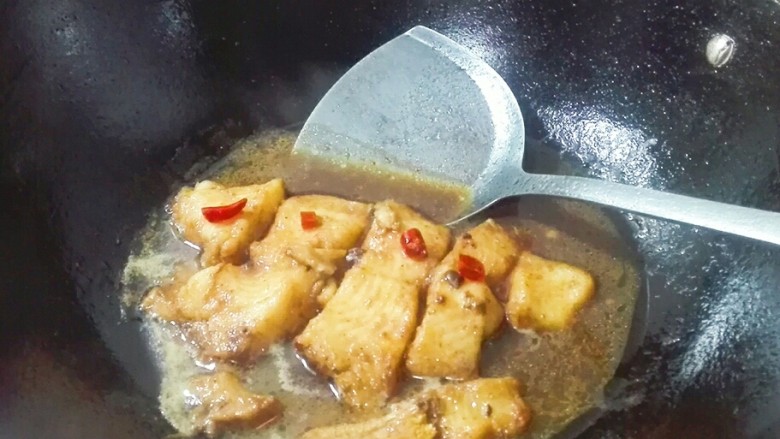 黄豆酱香巴沙鱼柳,大火收汁，用锅铲把鱼汤往鱼表面浇