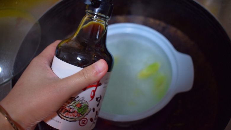 日式寿喜锅,倒入少许寿喜锅酱汁