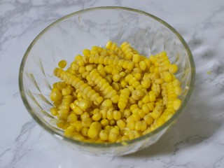 玉米烙,把玉米粒放在碗中