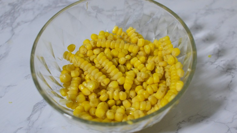 玉米烙,把玉米粒放在碗中