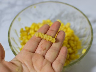 玉米烙,将玉米粒掰碎