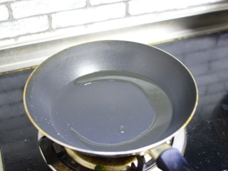 玉米烙,锅中先放多一点油，油热后倒出去大部分油，锅中留少许油