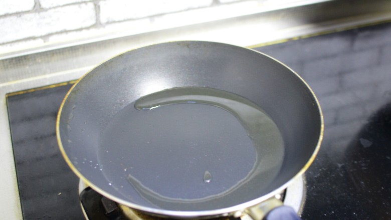 玉米烙,锅中先放多一点油，油热后倒出去大部分油，锅中留少许油