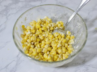玉米烙,放淀粉，拌匀