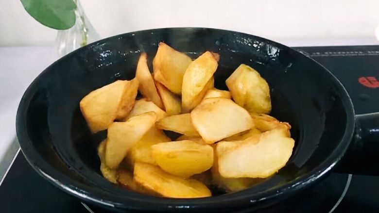 圆土豆+香煎土豆,油热后，将沥干水分得土豆放入，小火