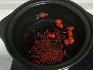 红豆红枣黑米粥,砂锅中放入适量水，加入红枣、红豆、黑米。