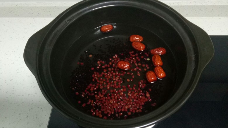 红豆红枣黑米粥,砂锅中放入适量水，加入红枣、红豆、黑米。