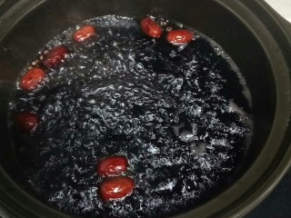 红豆红枣黑米粥,大火煮开