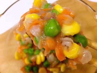 水晶虾饺,豌豆、玉米粒、胡萝卜丝拌匀。